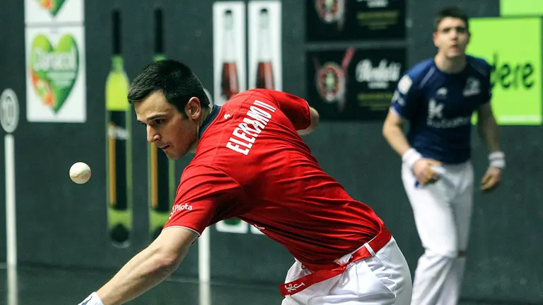 La pareja Elezkano II (en la imagen)-Rezusta se ha proclamado vencedora de la final del Campeonato Parejas 2019 tras derrotar a Irribarria-Zabaleta en el Frontón Bizkaia en Bilbao. EFE/MIGUEL TOÑA.