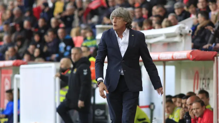 Enrique Martín Monreal junto al Banquillo del Nástic. La Liga.