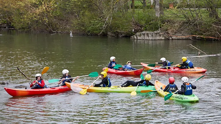 Alumnos de la Escuela de Piragüismo de Pamplona navegan por el río Arga en la zona del Club Natación (12). IÑIGO ALZUGARAY