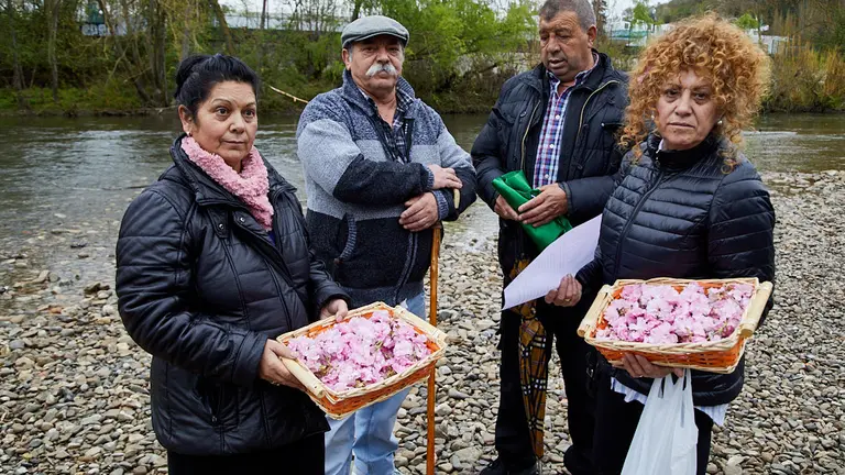 Ceremonia del Río con motivo del Día Internacional del Pueblo Gitano realizada en el río Arga de Pamplona (06). IÑIGO ALZUGARAY