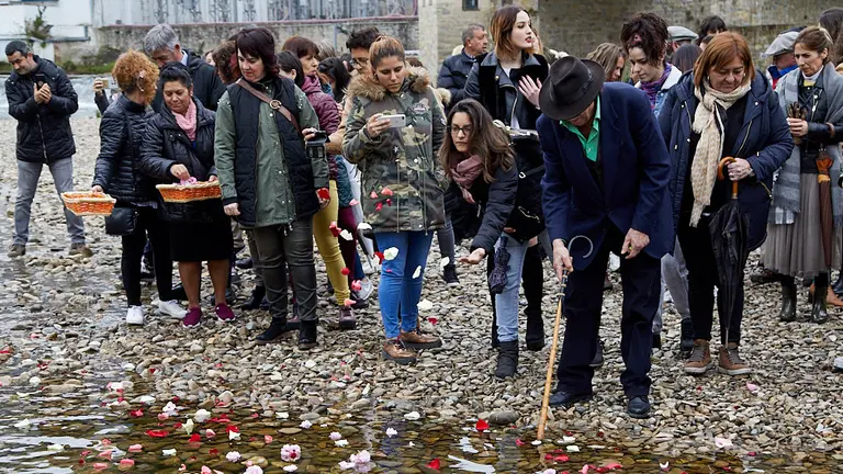 Ceremonia del Río con motivo del Día Internacional del Pueblo Gitano realizada en el río Arga de Pamplona (19). IÑIGO ALZUGARAY