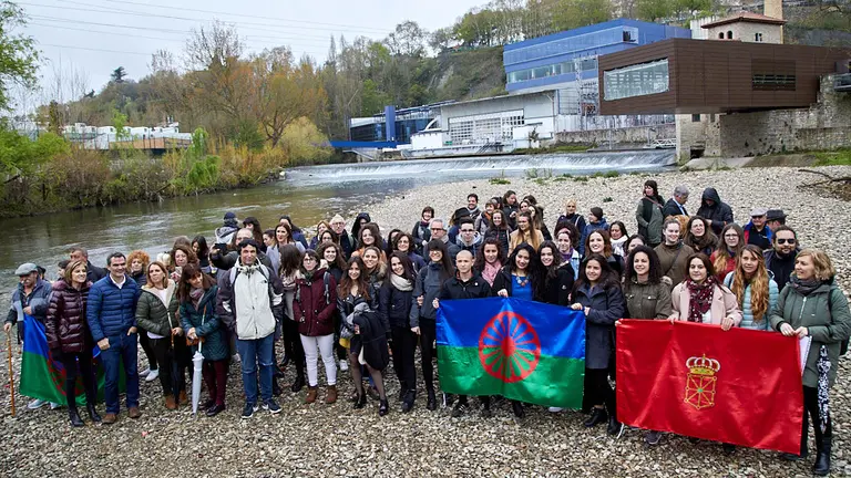 Ceremonia del Río con motivo del Día Internacional del Pueblo Gitano realizada en el río Arga de Pamplona (28). IÑIGO ALZUGARAY