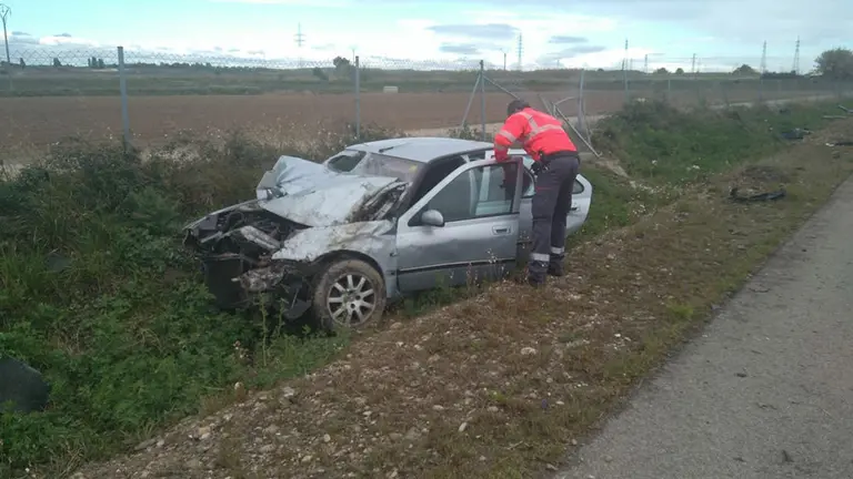 Una madre y su hija de 7 años han sido trasladadas al Hospital Reina Sofía después de sufrir una salida de vía en Tudela. POLICÍA FORAL