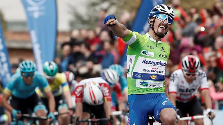 El corredor francés del Deceuninck Quick Step Julian Alaphillipe entra vencedor en la meta de la segunda etapa de la Vuelta al País Vasco-Itzulia 2019 disputada este martes entre Zumarraga (Gipuzkoa) y Gorraiz (Navarra), con un recorrido de 149,5 kilómetros. EFE/ Jesús Diges.