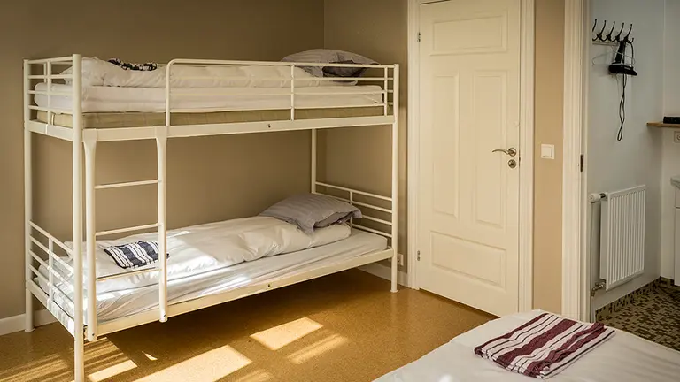 Imagen de varias literas en un centro de internamiento de menores ARCHIVO