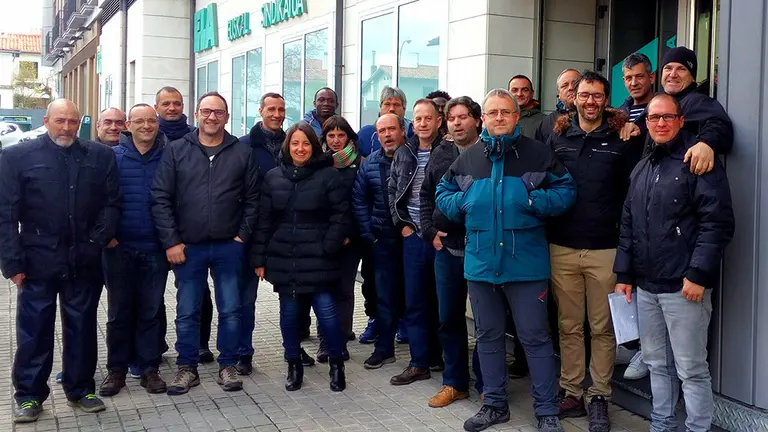Los trabajadores de la empresa en la sede del sindicato ELA. CEDIDA