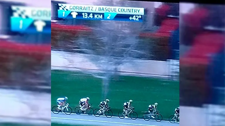 Captura de Eurosport de la Vuelta al País Vasco a su paso por Gorraiz TWITTER (@EUSKOBOT1)