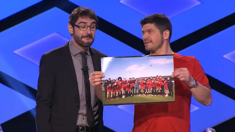 El navarro Manu Zapata muestra en Boom a Juanra Bonet la camiseta firmada por todos los jugadores de Osasuna y la foto que se sacó con ellos en una visita a Tajonar. ATRESMEDIA