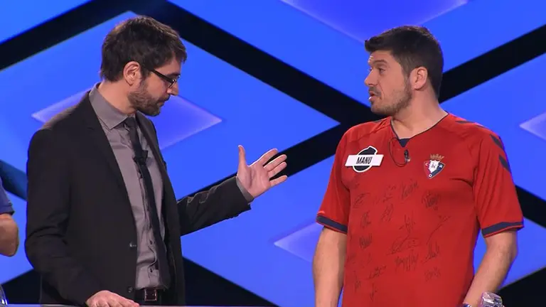 El navarro Manu Zapata muestra en Boom a Juanra Bonet la camiseta firmada por todos los jugadores de Osasuna y la foto que se sacó con ellos en una visita a Tajonar. ATRESMEDIA