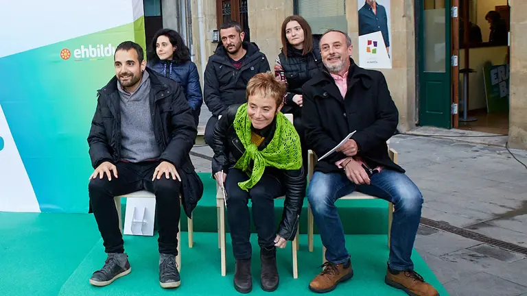 Acto de inicio de la campaña electoral de EH Bildu con Bel Pozueta y Arturo Goldarazena (02). IÑIGO ALZUGARAY