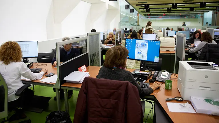 El consejero de Hacienda y Política Financiera, Mikel Aranburu, visita las oficinas de Hacienda en el día de apertura de la Campaña presencial de la Renta 2018. IÑIGO ALZUGARAY