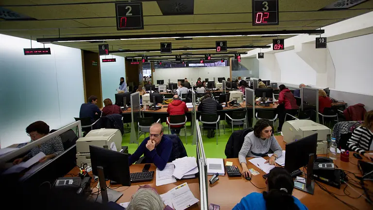 El consejero de Hacienda y Política Financiera, Mikel Aranburu, visita las oficinas de Hacienda en el día de apertura de la Campaña presencial de la Renta 2018. IÑIGO ALZUGARAY
