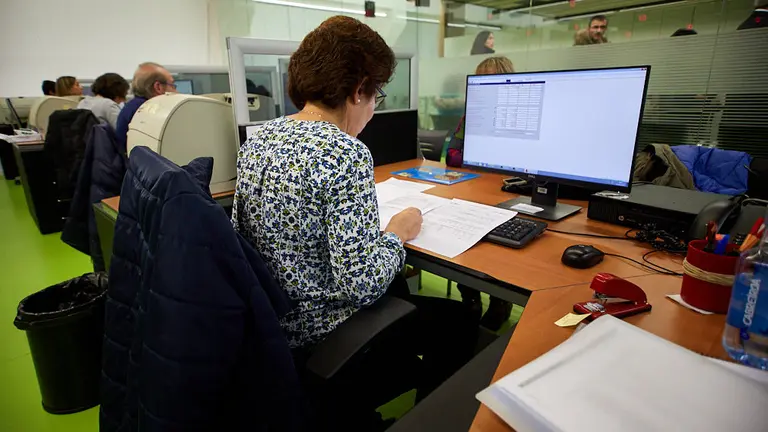 El consejero de Hacienda y Política Financiera, Mikel Aranburu, visita las oficinas de Hacienda en el día de apertura de la Campaña presencial de la Renta 2018. IÑIGO ALZUGARAY