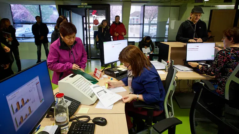El consejero de Hacienda y Política Financiera, Mikel Aranburu, visita las oficinas de Hacienda en el día de apertura de la Campaña presencial de la Renta 2018. IÑIGO ALZUGARAY