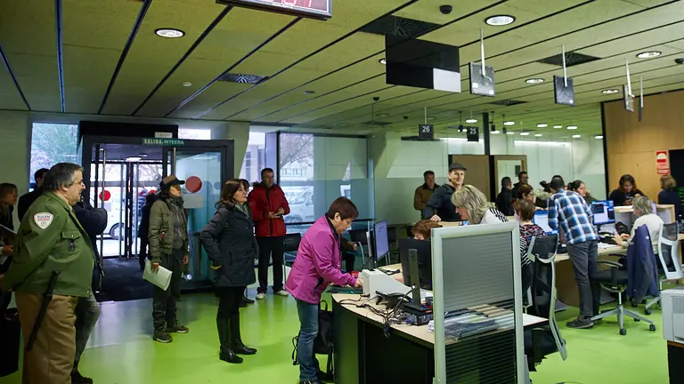 El consejero de Hacienda y Política Financiera, Mikel Aranburu, visita las oficinas de Hacienda en el día de apertura de la Campaña presencial de la Renta 2018. IÑIGO ALZUGARAY