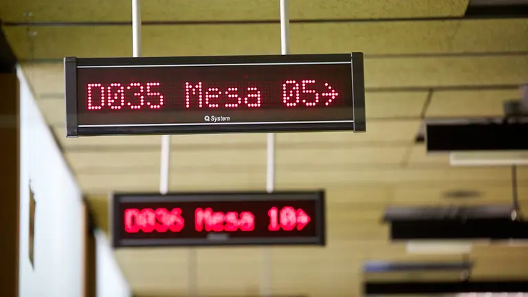 El consejero de Hacienda y Política Financiera, Mikel Aranburu, visita las oficinas de Hacienda en el día de apertura de la Campaña presencial de la Renta 2018. IÑIGO ALZUGARAY