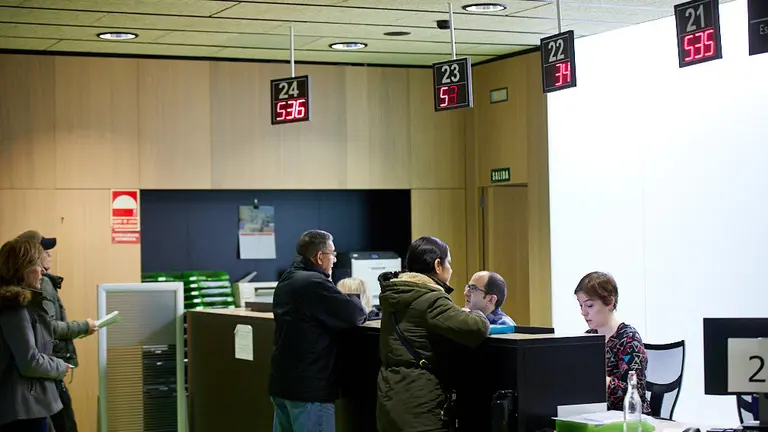 El consejero de Hacienda y Política Financiera, Mikel Aranburu, visita las oficinas de Hacienda en el día de apertura de la Campaña presencial de la Renta 2018. IÑIGO ALZUGARAY