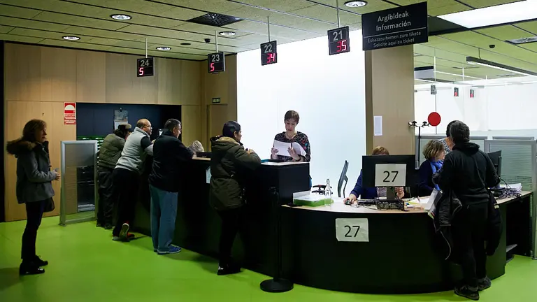 El consejero de Hacienda y Política Financiera, Mikel Aranburu, visita las oficinas de Hacienda en el día de apertura de la Campaña presencial de la Renta 2018. IÑIGO ALZUGARAY