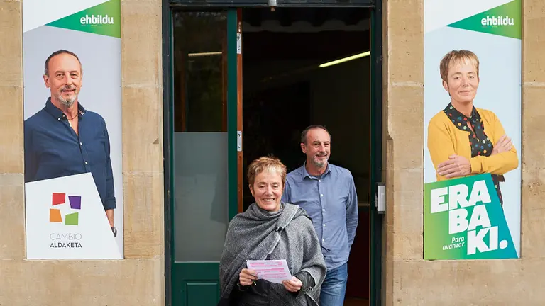 La candidata de EH Bildu al Congreso, Bel Pozueta, y el candidato al Senado en Cambio-Aldaketa, Arturo Goldarazena. PABLO LASAOSA