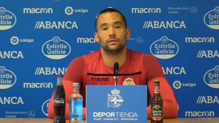 Quique González en rueda de prensa con el Deportivo de La Coruña. @RCDeportivo.
