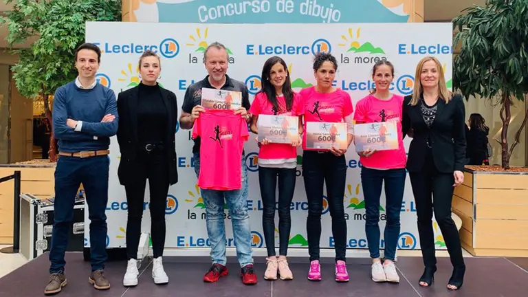 Entrega de las becas Caixabank a cinco atletas navarras. Cedida.
