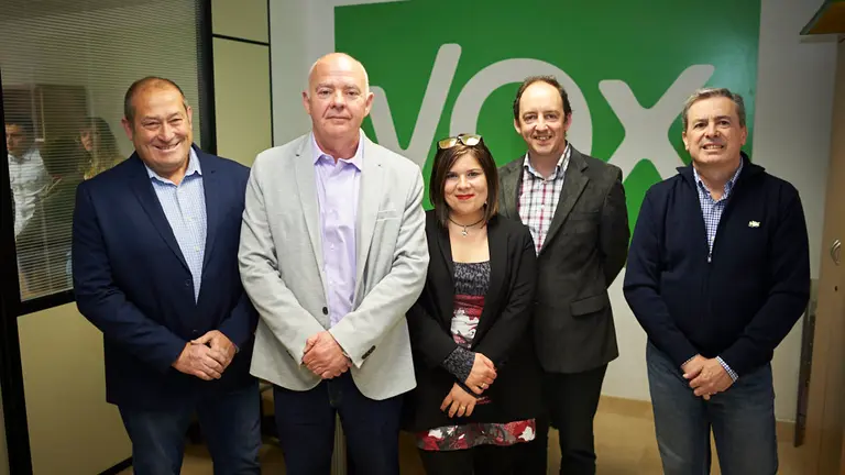 Javier Horno, de Vox Navarra, junto a otros miembros del partido en la presentación de la sede del partido en Pamplona. PABLO LASAOSA (3)