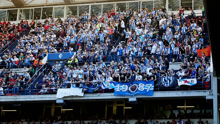 La grada de El Sadar durante el partido de la Liga 123 entre Osasuna y Deportivo de La Coruña (08). IÑIGO ALZUGARAY