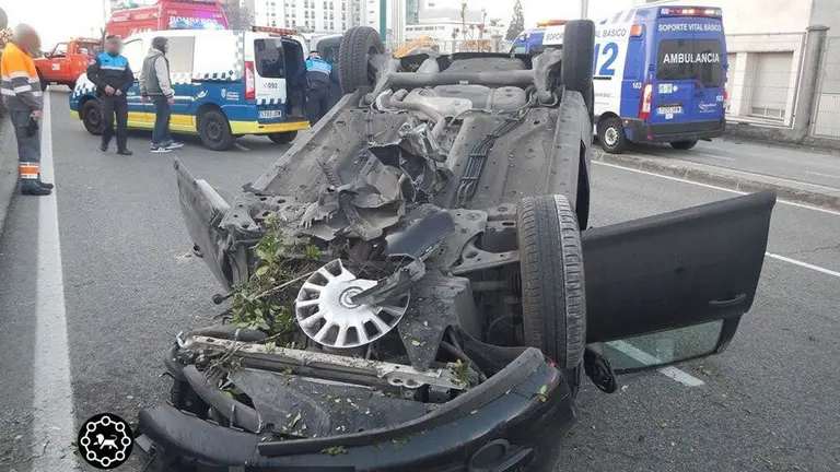 Accidente de tráfico en la avenida de Navarra de Pamplona POLICÍA MUNICIPAL DE PAMPLONA