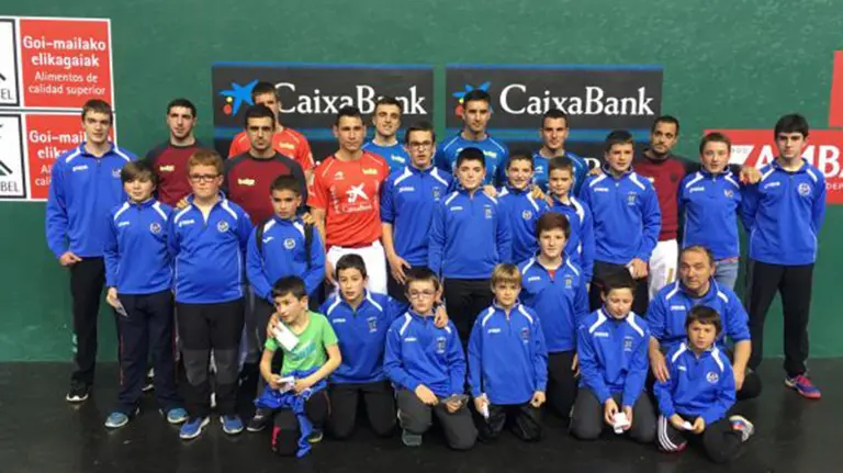 Los chavales de las escuelas de  pelota navarra posan en el frontón Labrit. Baiko pilota
