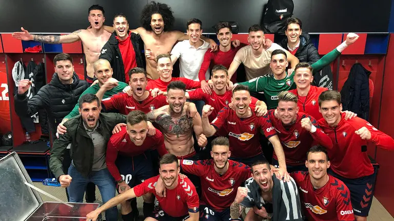 Los jugadores de Osasuna celebran la victoria ante el Deportivo en el vestuario de El Sadar. @CAOsasuna.