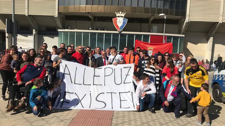 Los aficionados de Allepuz junto a El Sadar. @ayto_allepuz.