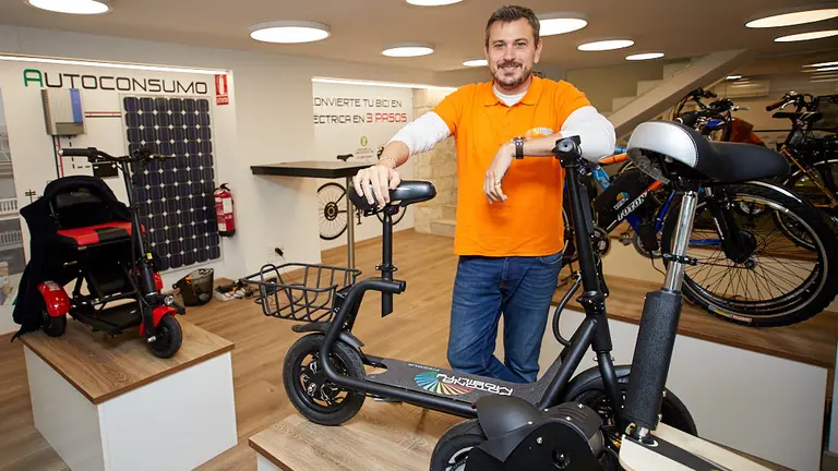 'Tu tienda energética' en la calle Sangüesa de Pamplona (02). IÑIGO ALZUGARAY