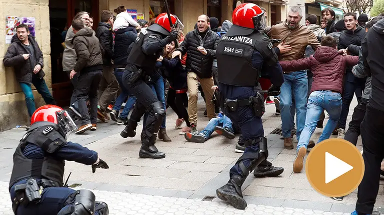 Cargas de la Ertzaintza durante el acto de Ciudadanos en Renetería (player) EFE