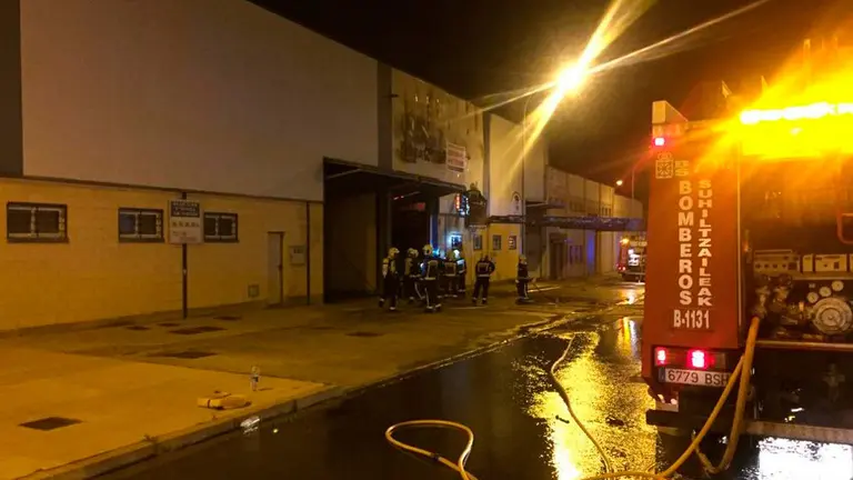 Los bomberos extinguen el incendio producido en una nave industrial de un polígono de Corella. BOMBEROS