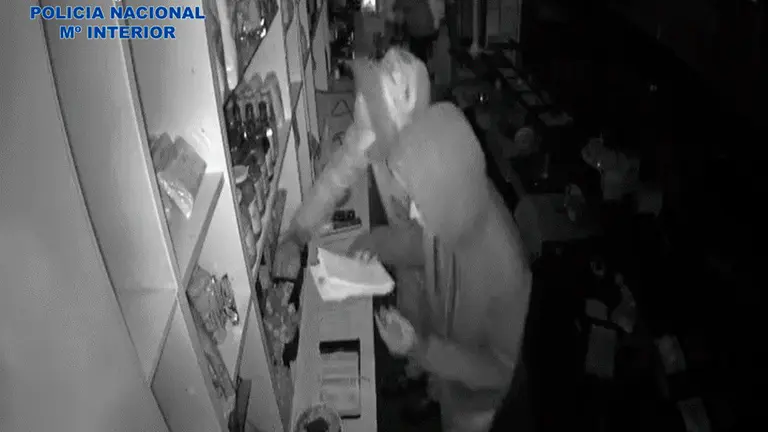 Imagen captada por la cámara de seguridad de la cafetería asaltada en el centro de Pamplona POLICÍA NACIONAL