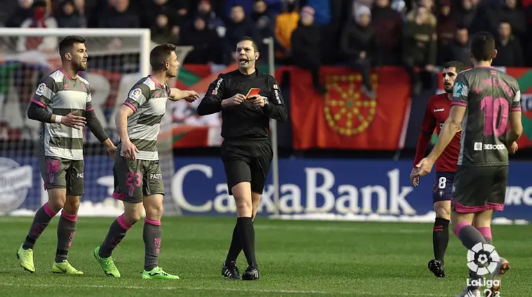 El árbitro Trujillo Suarez en el partido Osasuna - Granada (1-0) en Pamplona. La Liga.