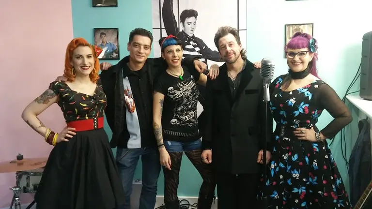 Inauguración de Mi Dulce Pasión, un candy bar que ha abierto sus puertas en Burlada para combinar la repostería casera y el rock and roll estadounidense de los años 50 IMAGEN CEDIDA