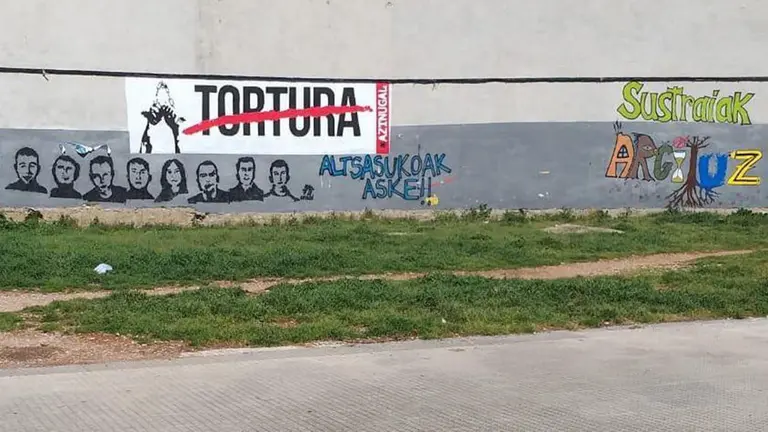 Las pintadas en favor de los agresores de Alsasua situadas en una pared de Burlada
