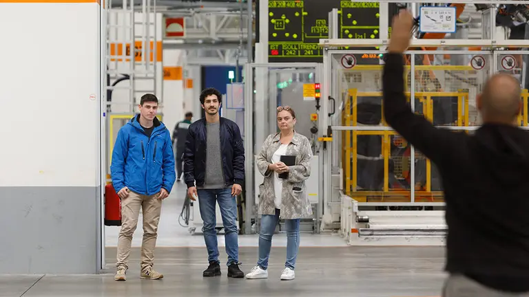 El actor Chino Dar&iacute;n visita las instalaciones de la f&aacute;brica de Volkswagen en Landaben como nuevo embajador del modelo T-Cross que se fabrica en Navarra Foto VW NAVARRA