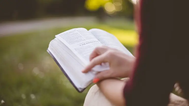 Una mujer lee un libro en la calle ARCHIVO