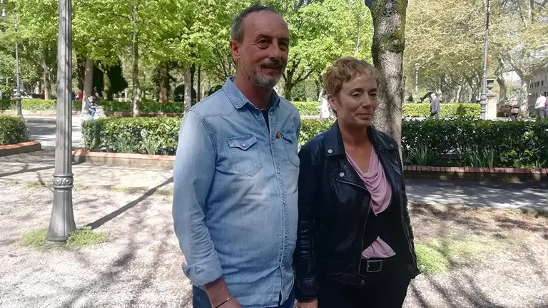 El candidato por EH Bildu en Cambio-Aldaketa al Senado, Arturo Goldaracena, y la candidata de Bildu al Congreso, Bel Pozueta, en un acto electoral en el Rincón de la Aduana de Pamplona EUROPA PRESS