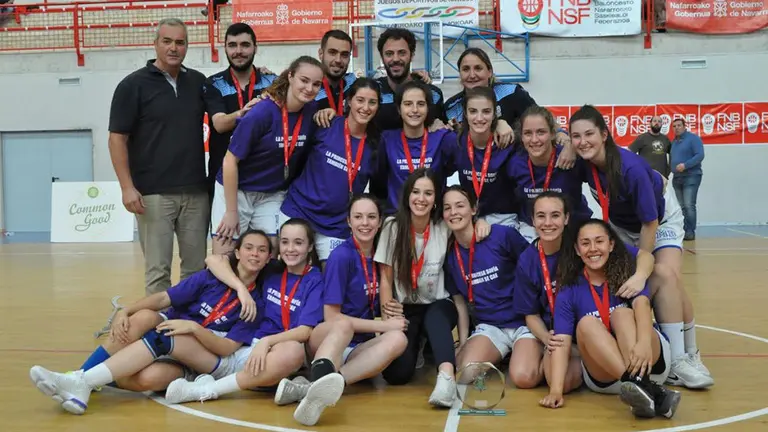 El equipo femenino Aranguren Mutilbasket 01, nuevas campeonas junior. CEDIDA