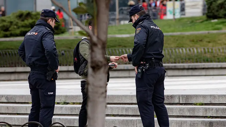Dos policías identifican a un ciudadano en la calle ARCHIVO