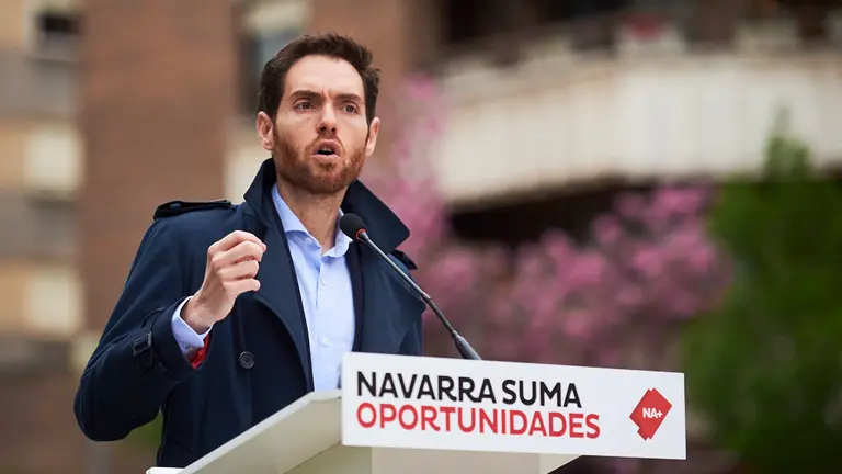 Sergio Sayas, de Navarra Suma, hace declaraciones a los medios de comunicación. PABLO LASAOSA 2