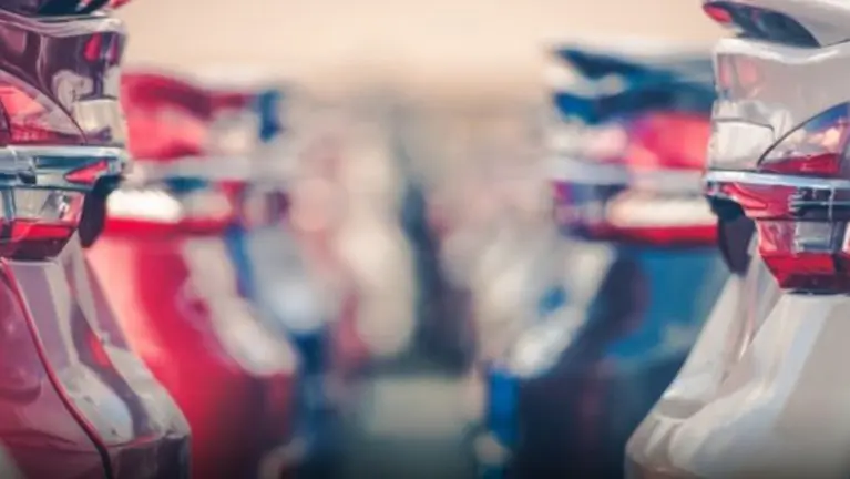 Varios coches en un concesionario ARCHIVO