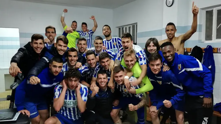 Los jugadores del Izarra celebran la victoria sobre el Leioa. @CD_Izarra.