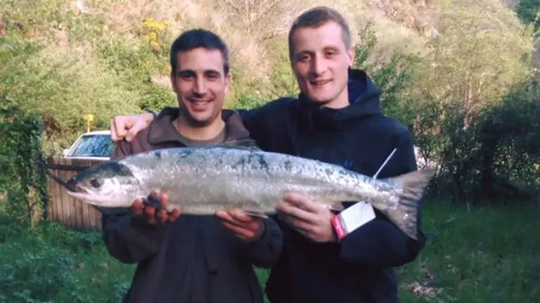 Aitor Aristregui (izquierda) pescó el primer salmón de la temporada en el Bidasoa GOBIERNO DE NAVARRA