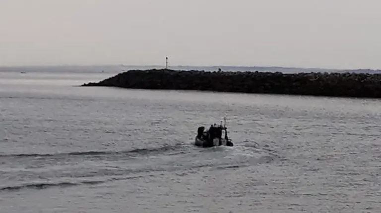 Una lancha acude en la búsqueda del pescador navarro en Hondarribia SOS DEIAK