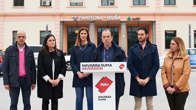 Navarra Suma comparece en la estación de tren. PABLO LASAOSA