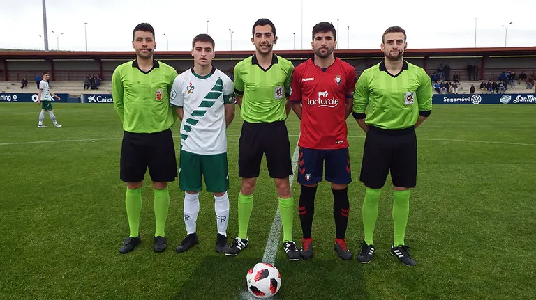 Trio arbitral y capitanes del partido Osasuna - Pamplona en Tajonar